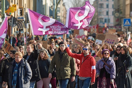 Weltfrauentag in Berlin: Mehrere Tausend Menschen bei Demos