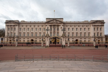 Auto kracht in Tor des Buckingham-Palasts – Festnahme in London