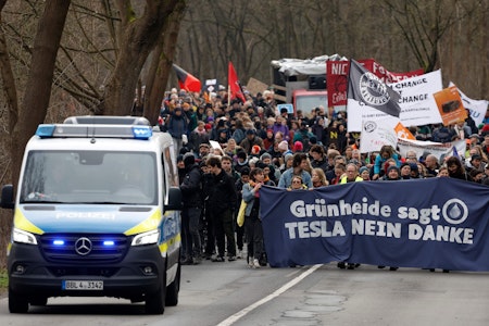 Nach Tesla-Anschlag: Berliner demonstrieren in Grünheide gegen Elon Musks Autofabrik 