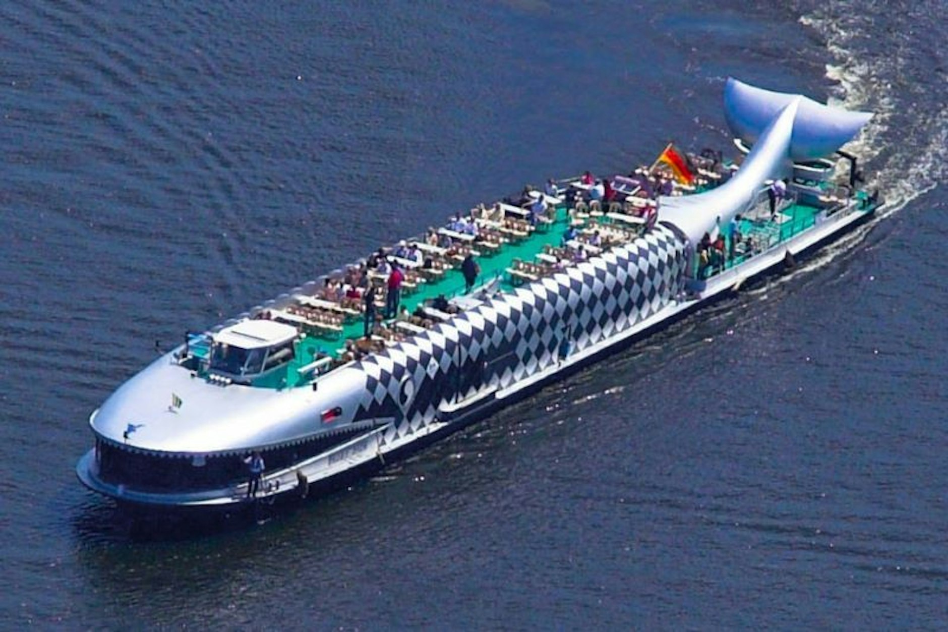 Großes Maul und glänzende Flosse: Erleben Sie unvergessliche Stunden auf der barrierefreien „Moby Dick“, dem wohl bekanntesten Fahrgastschiff Berlins. 