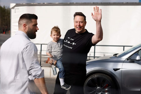 Elon Musk bei Tesla-Besuch: Werden die Produktion bei Berlin mit neuen Modellen ausbauen