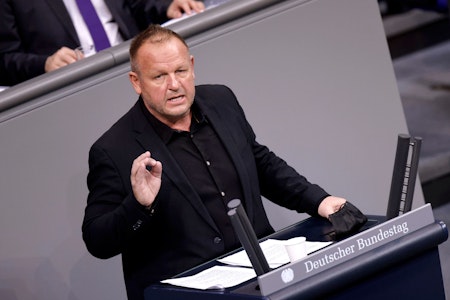 Eklat im Bundestag: AfD-Politiker mit selbstgemachtem Schild will Sitzung leiten
