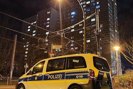 Brand in Fennpfuhl: Feuer im 18. Stock in der Franz-Jacob-Straße ausgebrochen, ein Mensch reanimiert