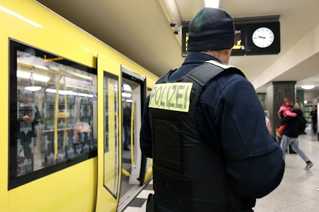Fremdenhass in Berliner U-Bahnen: Frauen prügeln sich, Mann zusammengeschlagen