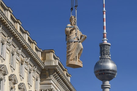 Berliner Schloss: Erste Propheten-Statuen an der Kuppel nach Streit um Spenden befestigt