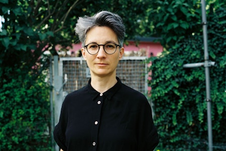 „Das Gras auf unserer Seite“: Ein Roman für Berlinerinnen von heute - Buchkritik