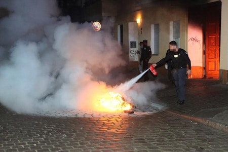 Brandserie in Neukölln: Mietklos, Mülltonnen und Auto in Flammen