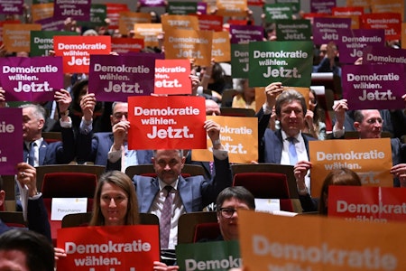 Leipziger Buchmesse öffnet: Scholz wird angeschrien, Zuhörer sollen Demokratie-Schilder hochhalten