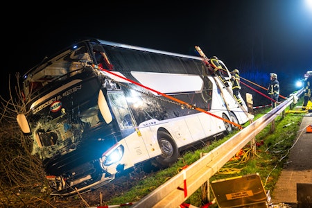 Reisebus umgekippt: 21 Verletzte bei Unfall auf A44 in NRW