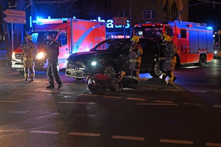 Unfall in Kreuzberg: SUV und Motorrad kollidieren – Motorradfahrer verletzt