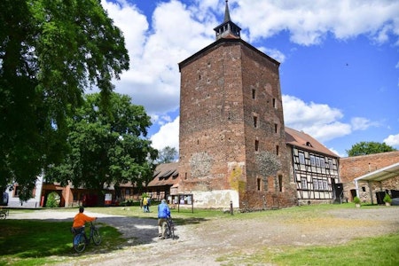 Burg Beeskow: Ausstellung hinterfragt Deutschlands koloniale Geschichte