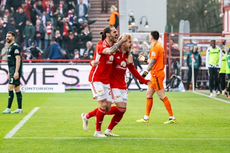 1. FC Union Berlin läuft gegen Bayer Leverkusen in neuem Trikot auf