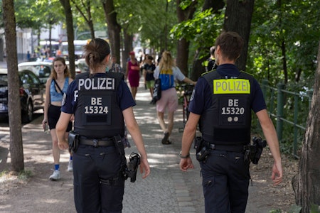 Homophobe Attacke in Berlin-Neukölln: Teenager schlagen Frau in den Intimbereich