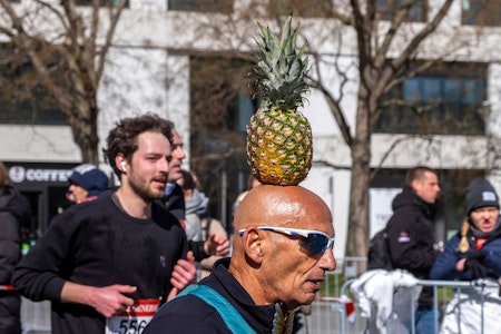 Berliner Halbmarathon 2024 am Sonntag: Moshe Lederfien läuft mit Ananas auf dem Kopf