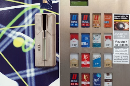 Streit um Zigarettenautomaten: Verein Pro Rauchfrei scheitert mit Antrag gegen Tabakautomaten-Betre…