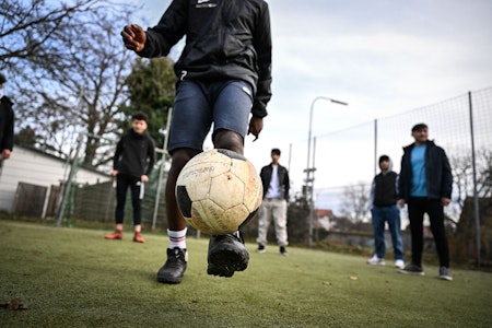 Berlin-Mitte: Fußball Projekt „Wenn die Platte brennt“ bietet Workshops und Turniere für junge Mens…