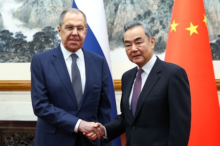 Lawrow in Peking: Russland und China werben für engere Beziehungen, warnen die USA