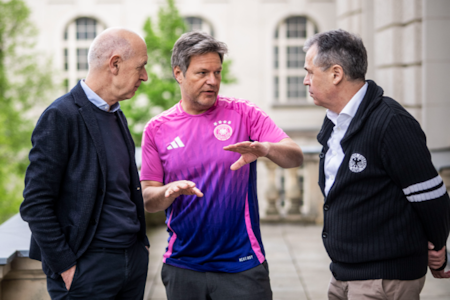 Robert Habeck trifft DFB-Bosse im pinken Trikot: Treffen nach Kritik am Wechsel zu Nike