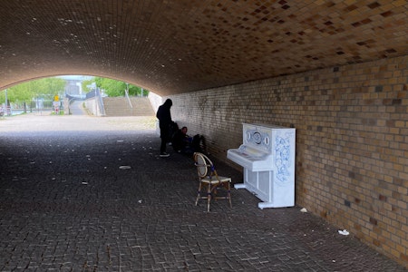 Piano-Bombing: Klavier spielen trifft Street-Art in Berlin-Mitte