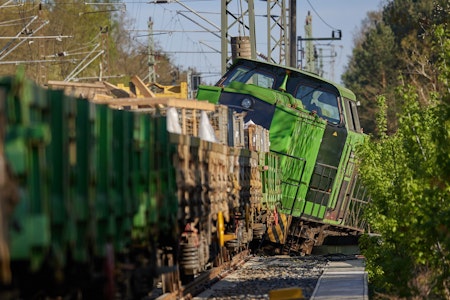 Bahnstrecke Oranienburg-Berlin gesperrt: Lok entgleist