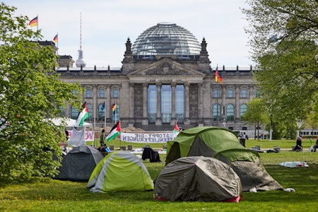 Propalästinensisches Protestcamp vor Bundestag in Berlin – erster Angriff auf Polizei