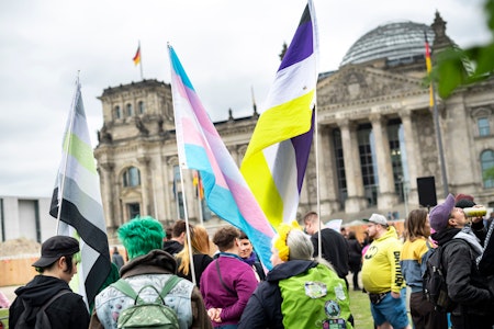 Selbstbestimmungsgesetz: Jubel und Protest vor dem Bundestag