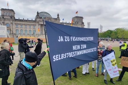 Selbstbestimmungsgesetz beschlossen: Fraueninitiativen protestieren vor Bundestag in Berlin
