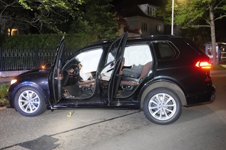 Unfall in Zehlendorf: BMW kracht gegen Baum, Fahrer flieht zu Fuß