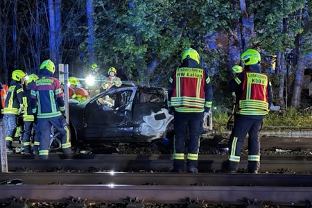 Bahn stößt bei Berlin mit Auto zusammen: Ein Toter, Zug evakuiert