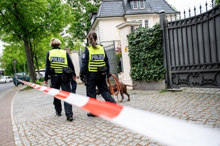 Berlin-Grunewald: Brandsatz an Auto löst Polizeieinsatz vor Villa aus – Staatsschutz ermittelt