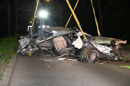 Unfall in Pankow: Auto knallt gegen Baum – ein Schwerverletzter