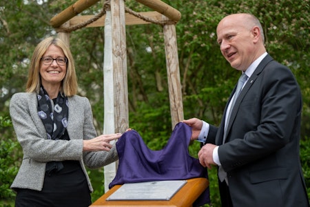 Britische Botschafterin Jill Gallard enthüllt mit Kai Wegner Baumplakette im Tiergarten
