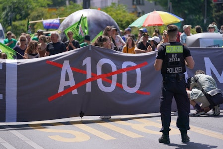 Demo in Berlin: Aktivisten wollen Sonntag auf der A100 marschieren