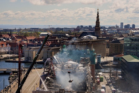 Feuer in Kopenhagen: Fassade der alten Börse stürzt nach Brand ein