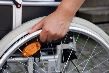 Unfall in Treptow-Köpenick: Rollstuhlfahrer von Auto erfasst