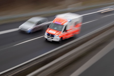 Unfall mit Reisebus auf A24: 27 Jugendliche in NRW verletzt