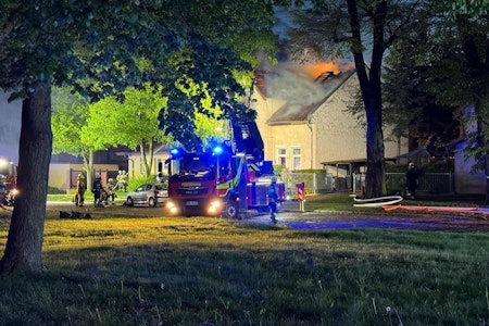 Hohen Neuendorf: Einfamilienhaus steht in Flammen, ein Verletzter