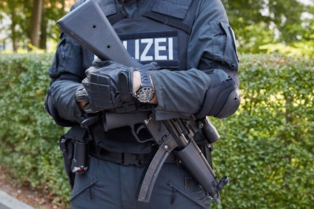 Razzia in Berlin: Polizei findet Drogen, Waffen, Geld und Autos – fünf Festnahmen