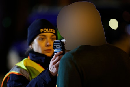 Unfall in Zehlendorf: Betrunkene Frau fährt gegen Verkehrsschild – 3,7 Promille