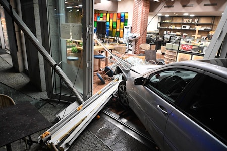 Unfall auf der Friedrichstraße: Auto kracht in Frühstücks-Restaurant