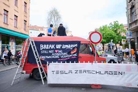 Straßenfest in Kreuzberg: Protest gegen Auto-Politik und Tesla