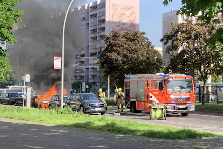 Dunkle Rauchwolke über Berlin: Auto brennt in der Nähe des Alex