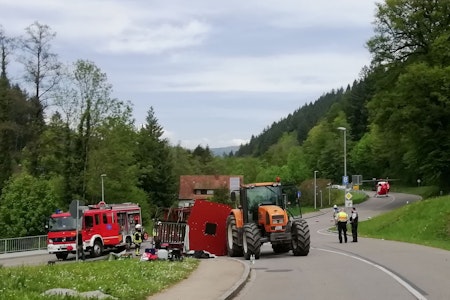 Unfall mit Maiwagen in Kandern bei Freiburg: 30 Menschen verletzt