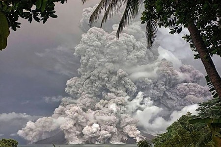Angst vor Tsunami: Evakuierungen nach neuem Vulkanausbruch in Indonesien