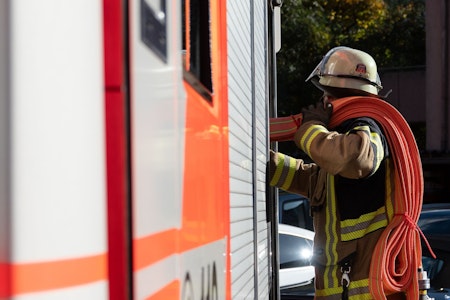 Brand in Biesdorfer Einfamilienhaus: Feuerwehr mit Drehleiter und Drohne im Einsatz