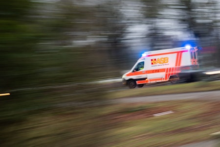 Verkehrsunfall in Hellersdorf: Person vom Rettungsdienst behandelt