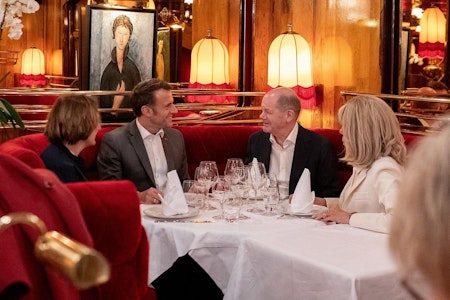 Wo hat Olaf Scholz mit Emmanuel Macron in Paris am Donnerstagabend gegessen?