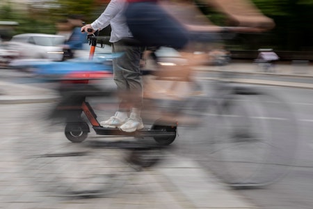 Unfall in Berlin-Mitte: 91-Jähriger stößt mit E-Scooter zusammen – schwer verletzt