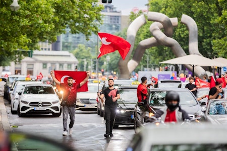 EM 2024: Türkische Fans feiern auf Berliner Kudamm den Sieg gegen Georgien