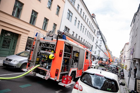 Berlin-Mitte: Feuerwehr rettet Bewohner bei Wohnungsbrand